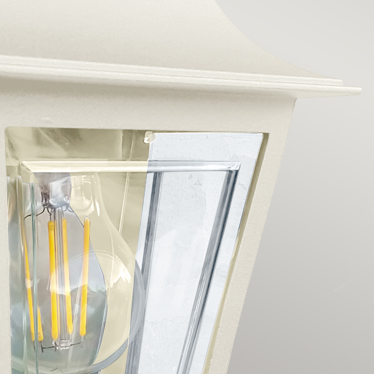 Deco Lane 32cm Beige udendørslampe Fra Elstead Lighting - Den er lavet af forkromet aluminium og polycarbonat og tilbyder en let, men robust konstruktion, der er vejrbestandig og langtidsholdbar.