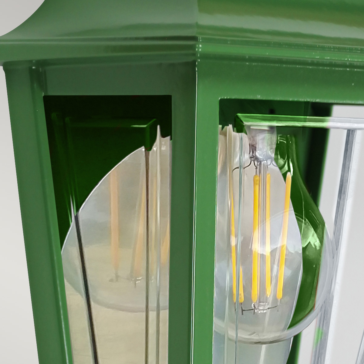 Deco Lane 32cm Grøn udendørslampe Fra Elstead Lighting - Den er lavet af grønt aluminium og polycarbonat og tilbyder en let, men robust konstruktion, der er vejrbestandig og lang levetid.