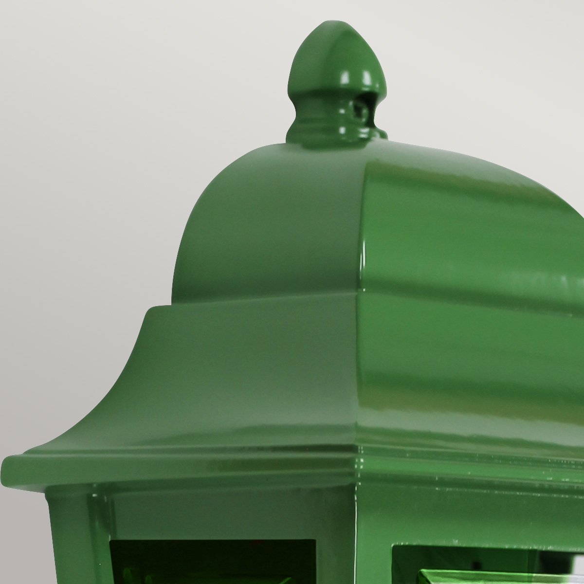 Deco Lane 32cm Grøn udendørslampe Fra Elstead Lighting - Den er lavet af grønt aluminium og polycarbonat og tilbyder en let, men robust konstruktion, der er vejrbestandig og lang levetid.