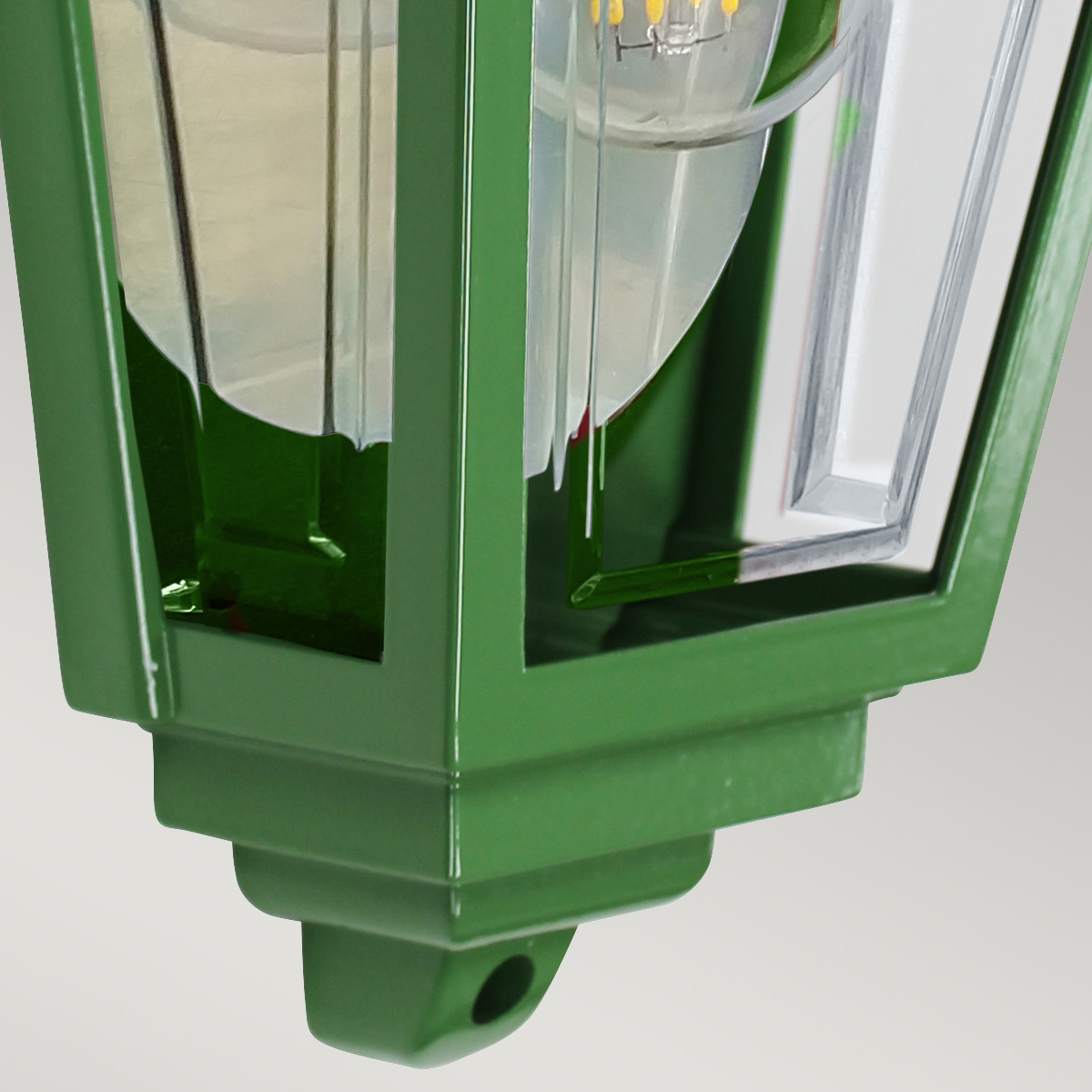 Deco Lane 32cm Grøn udendørslampe Fra Elstead Lighting - Den er lavet af grønt aluminium og polycarbonat og tilbyder en let, men robust konstruktion, der er vejrbestandig og lang levetid.