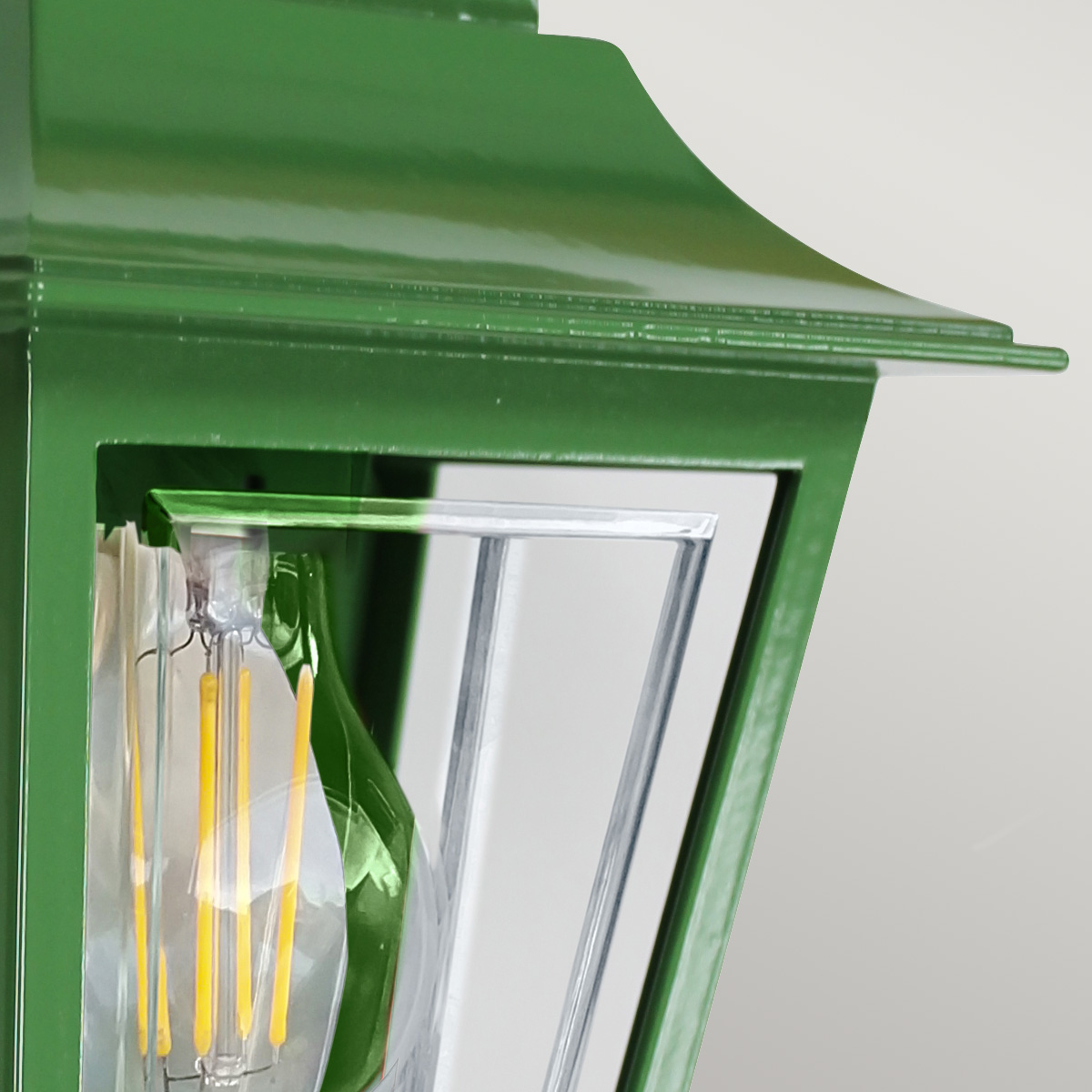 Deco Lane 32cm Grøn udendørslampe Fra Elstead Lighting - Den er lavet af grønt aluminium og polycarbonat og tilbyder en let, men robust konstruktion, der er vejrbestandig og lang levetid.