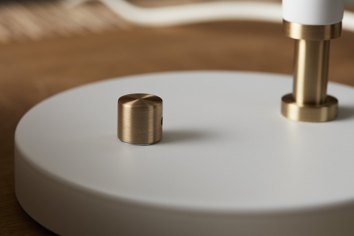 Deluxe 50cm Hvid skrivebordslampe Fra Belid - Lampen giver et behageligt lys og har en justerbar spotlight og lysdæmperfunktion til at justere lysstyrken efter behov.