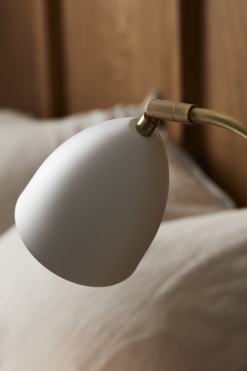 Deluxe 50cm Hvid skrivebordslampe Fra Belid - Lampen giver et behageligt lys og har en justerbar spotlight og lysdæmperfunktion til at justere lysstyrken efter behov.