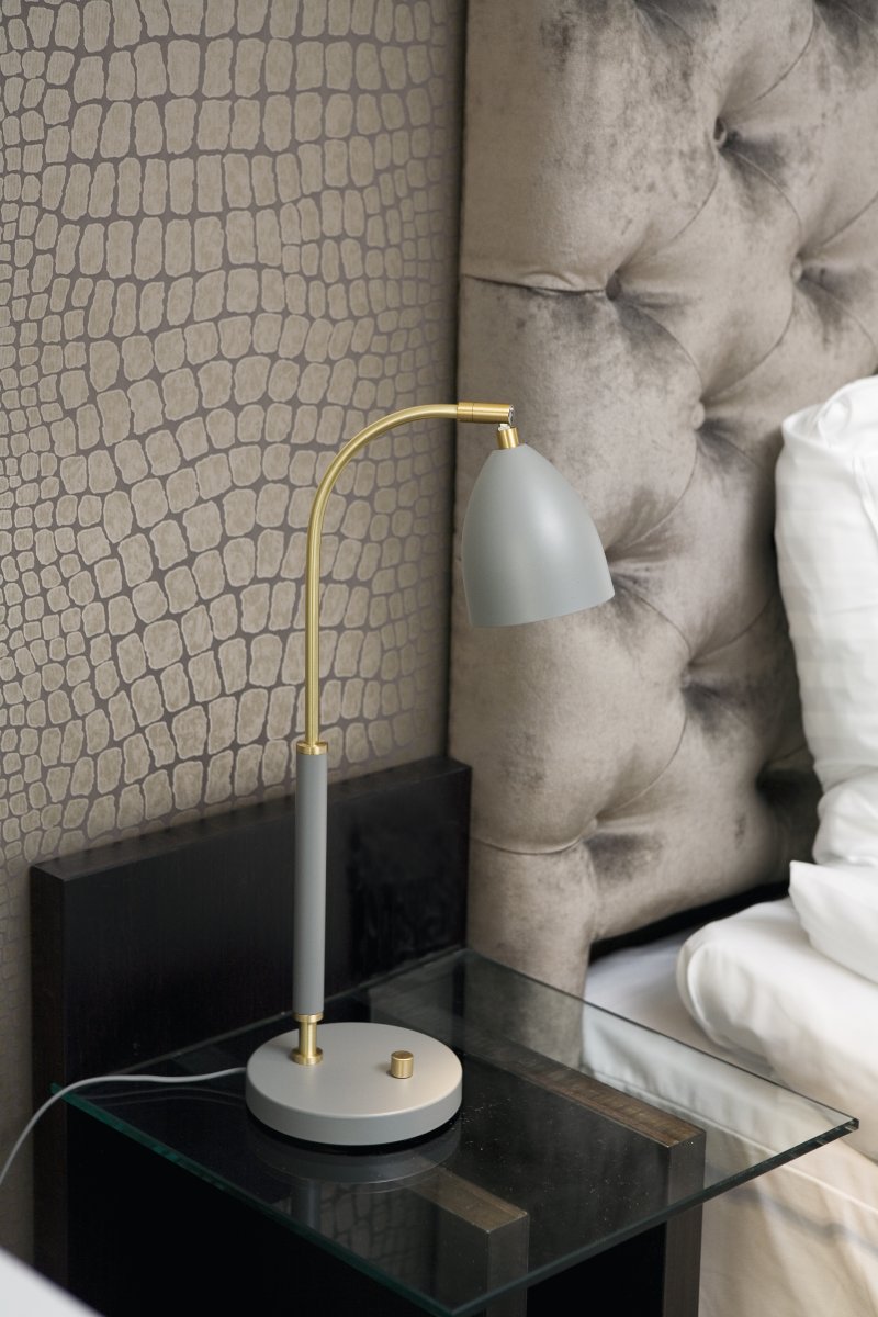 Deluxe 50cm Grå skrivebordslampe Fra Belid - Lampen giver et behageligt lys og har en bev&aelig;gelig sk&aelig;rm og lysd&aelig;mperfunktion p&aring;; lampefoden for at justere lysstyrken efter behov.