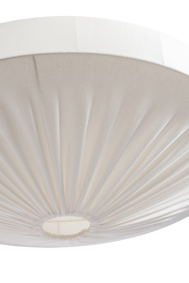 Alba Skærm Ekskl. Ophæng Ø58 Hvid loftslampe Fra Alde & Lind - Alba er en blød og dekorativ lampeskærm med metalramme og hvidt tekstil i elastisk jersey.