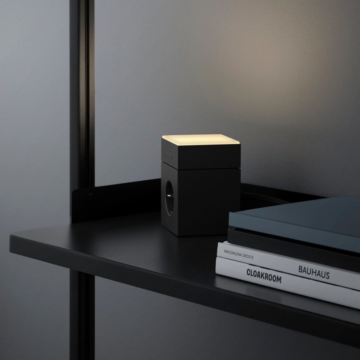 LAMP 1 - EU Sort Fra Avolt - Denne praktiske lille lampe tilsluttes direkte til stikkontakten (230V) og er perfekt som natlampe eller stemningsbelysning i gangen, soveværelset eller andre rum, hvor du ønsker et blødt lys.