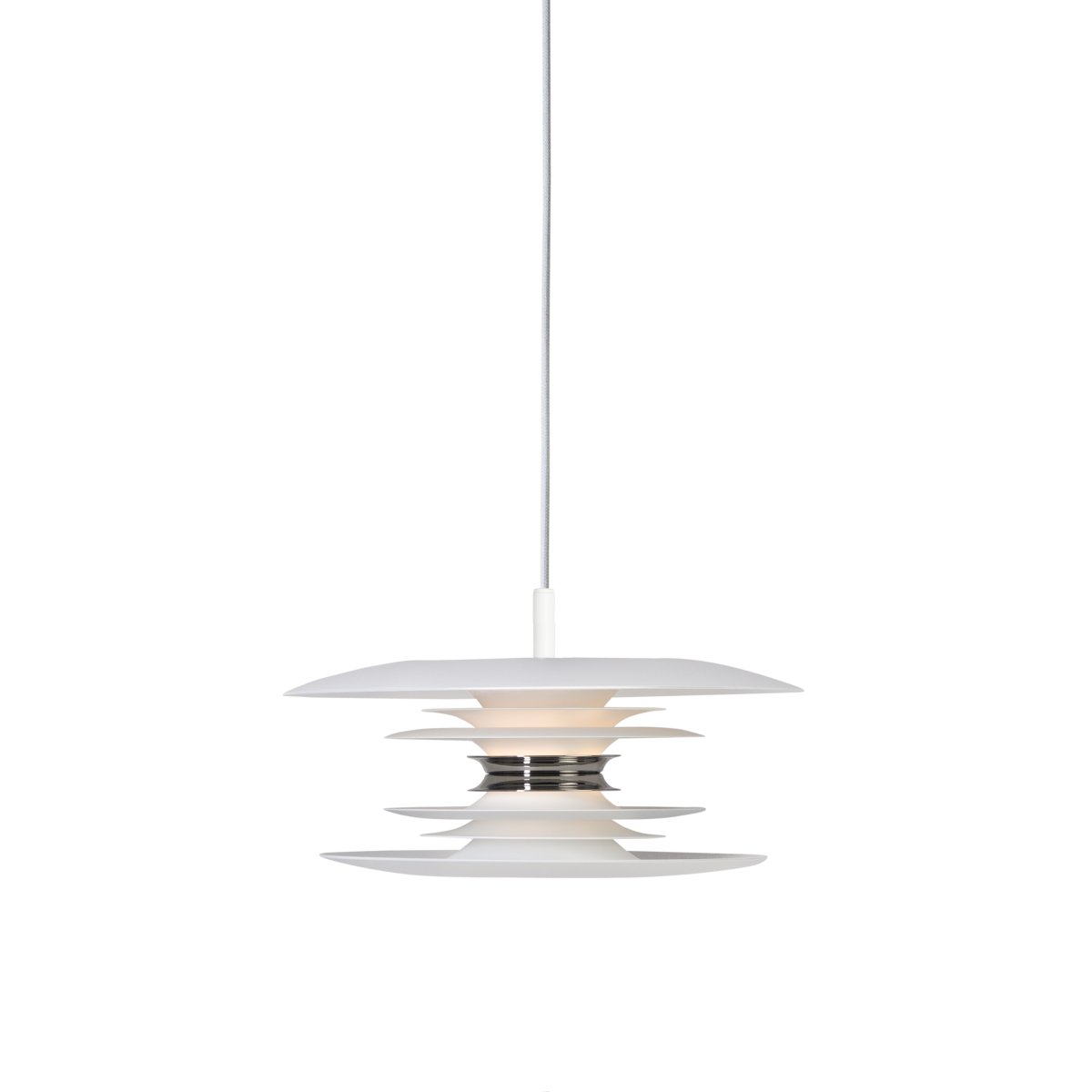 Diablo Ø30 Hvid/krom loftslampe Fra Belid - Diablo-pendlen er en del af den eksklusive Diablo-familie, designet af Joakim Fihn, og f&aring;s ogs&aring; som gulv-, bord- og v&aelig;glampe.