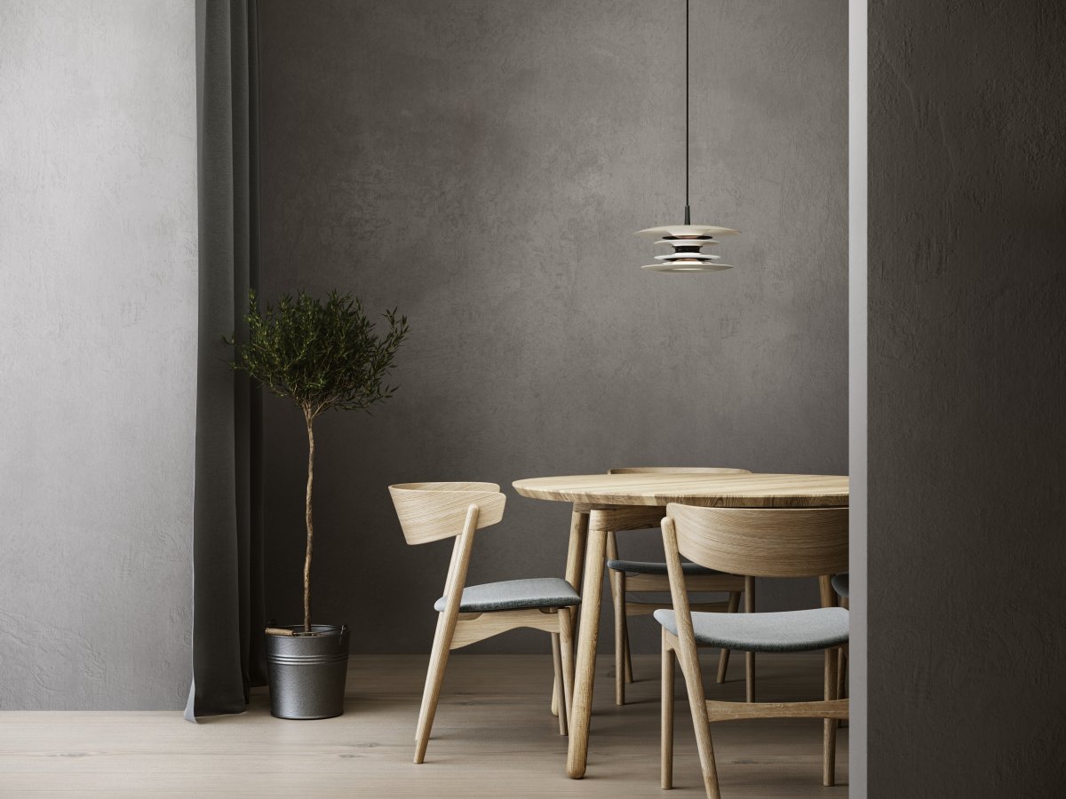 Diablo Ø30 Sand/bronze loftslampe Fra Belid - Diablo-pendlen er en del af den eksklusive Diablo-familie, designet af Joakim Fihn, og f&aring;s ogs&aring; som gulv-, bord- og v&aelig;glampe.
