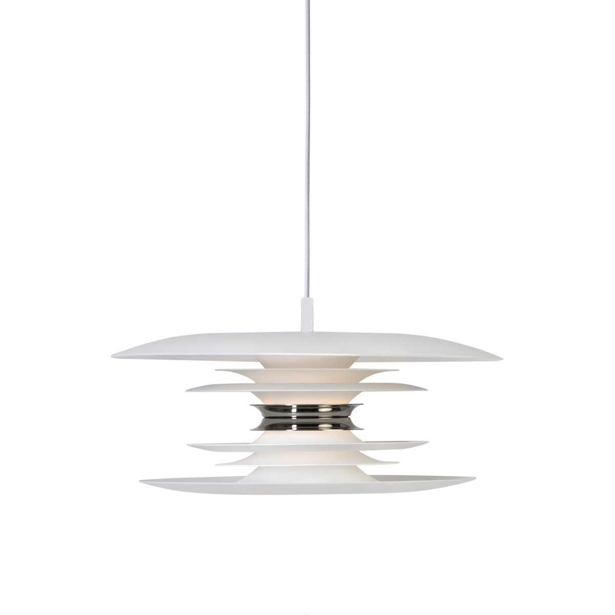 Diablo Ø40 Hvid/krom loftslampe Fra Belid - Diablo-pendlen er en del af den eksklusive Diablo-familie, designet af Joakim Fihn, og f&aring;s ogs&aring; som gulv-, bord- og v&aelig;glampe.