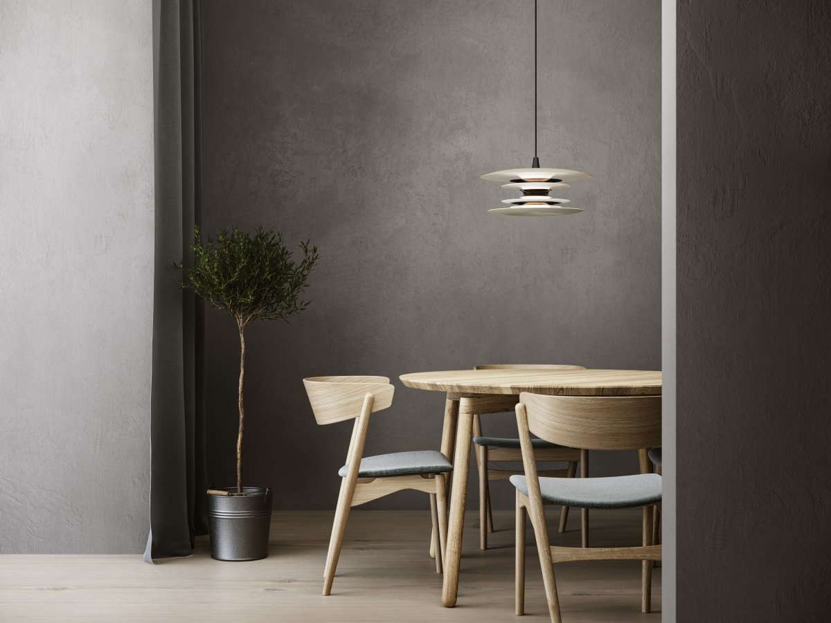 Diablo Ø40 Sand/bronze loftslampe Fra Belid - Diablo-pendlen er en del af den eksklusive Diablo-familie, designet af Joakim Fihn, og f&aring;s ogs&aring; som gulv-, bord- og v&aelig;glampe.