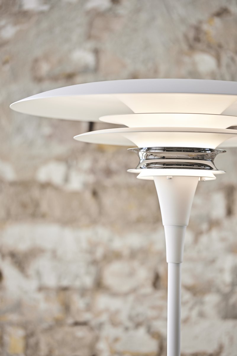 Diablo Ø50 Hvid/krom gulvlampe Fra Belid - Lampen f&aring;s i flere farvekombinationer, is&aelig;r i en sl&aring;ende blanding af mat hvid og krom, der giver et moderne og samtidig dramatisk udtryk.