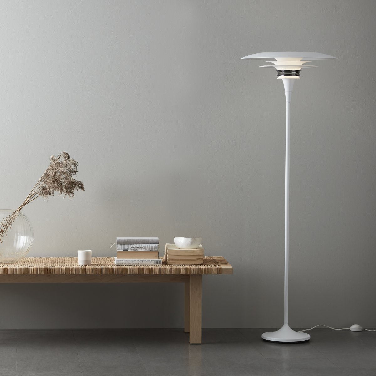 Diablo Ø50 Hvid/krom gulvlampe Fra Belid - Lampen f&aring;s i flere farvekombinationer, is&aelig;r i en sl&aring;ende blanding af mat hvid og krom, der giver et moderne og samtidig dramatisk udtryk.