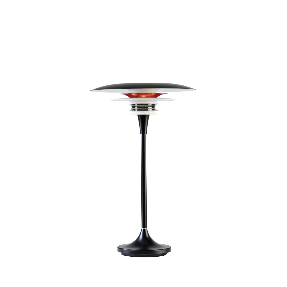 Diablo 48cm Mat sort/rød bordlampe Fra Belid - Denne model er 48 cm h&oslash;j og har en mat sort farve med skinnende r&oslash;de detaljer.