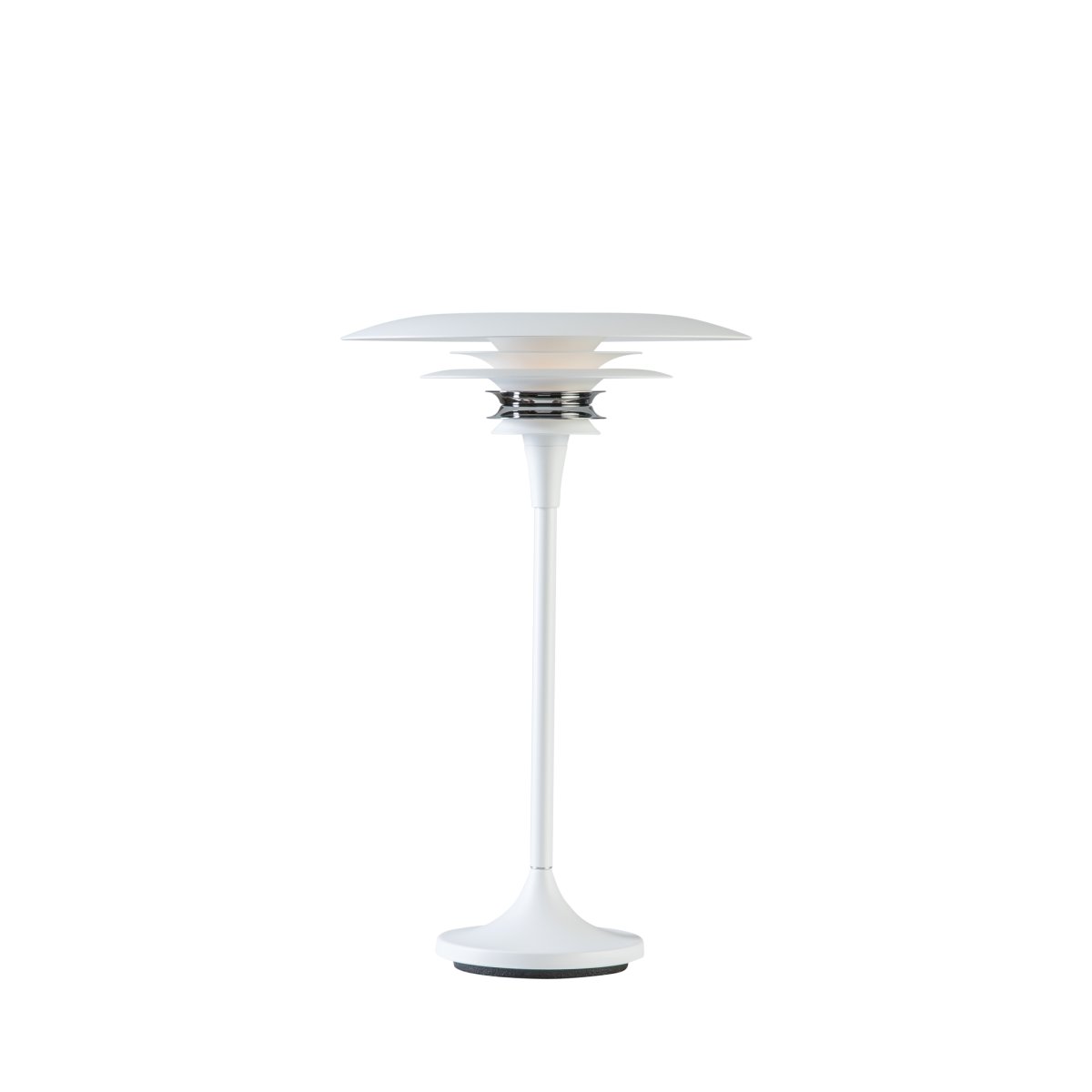 Diablo 48cm Mat hvid/krom bordlampe Fra Belid - Denne model er 48 cm h&oslash;j og har en mat hvid farve med kromdetaljer.
