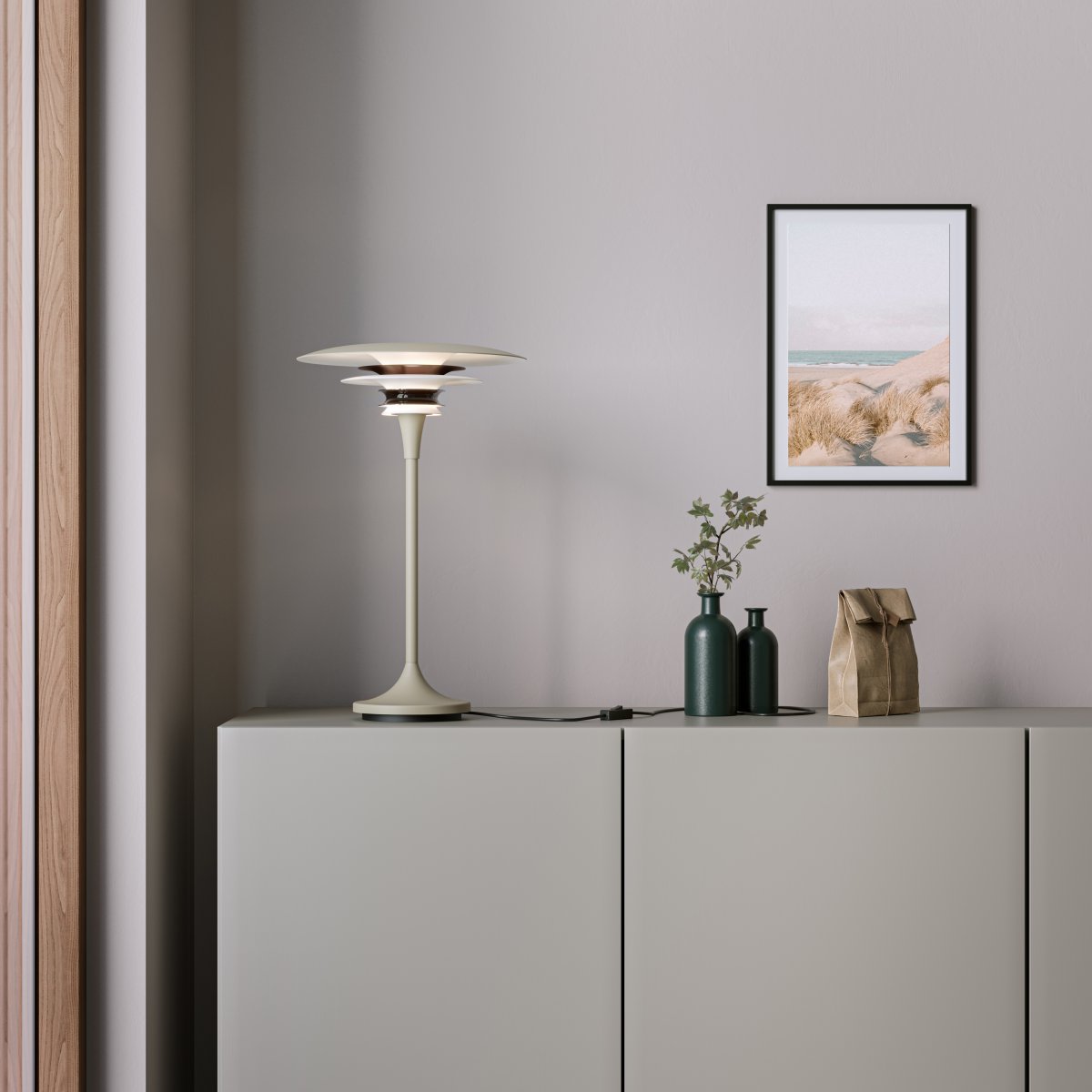 Diablo 48cm Sand/bronze bordlampe Fra Belid - Denne model er 48 cm h&oslash;j og har en beige/sandfarve med bronzedetaljer.
