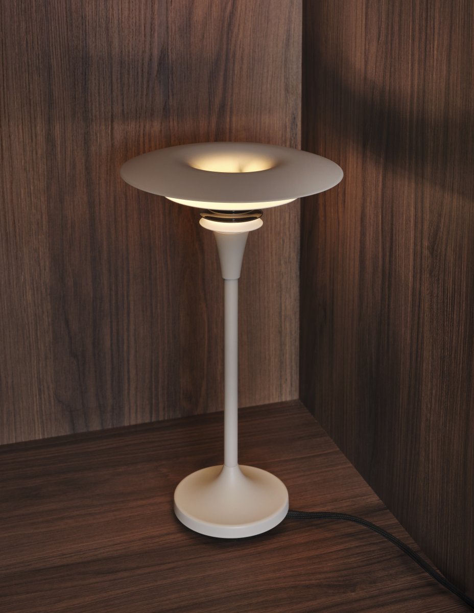 Diablo 48cm Sand/bronze bordlampe Fra Belid - Denne model er 48 cm h&oslash;j og har en beige/sandfarve med bronzedetaljer.
