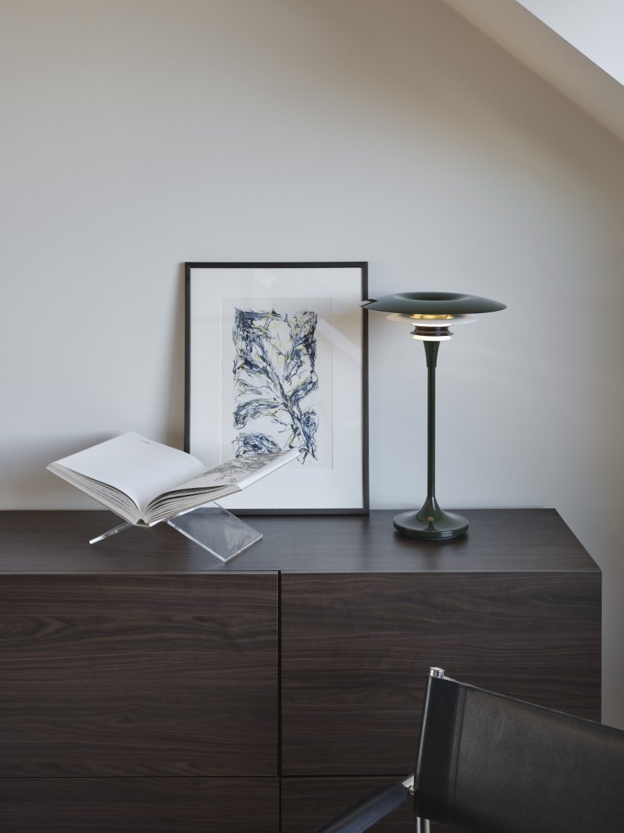 Diablo 48cm Grøn/hvid bordlampe Fra Belid - Denne model er 48 cm h&oslash;j og har en skovgr&oslash;n farve med hvide detaljer.
