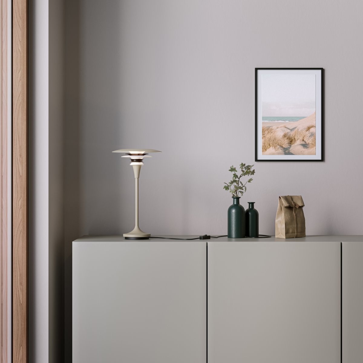 Diablo 35cm Sand/bronze bordlampe Fra Belid - Denne model er 35 cm h&oslash;j og har en sand/beige farve med bronzedetaljer.