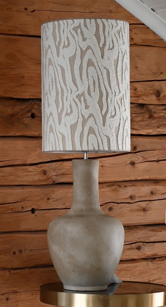 Dilbar 54cm Sand lampefod Fra Hallbergs - Dilbar lampfot &auml;r tillverkad i keramik och har en mjuk sandgr&aring; f&auml;rg som ger ett varmt och stilrent uttryck.