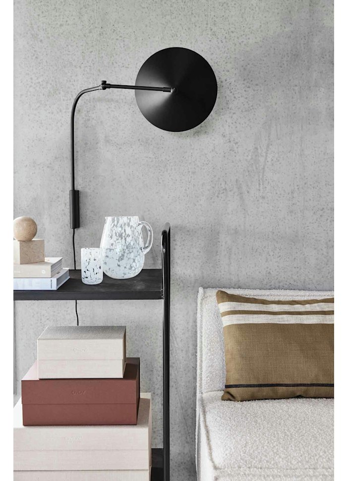 Kasa 60cm Sort væglampe Fra OYOY - Den elegante form betyder, at lampen passer ind i alle typer interiører, samtidig med at den giver rummet karakter og stil.