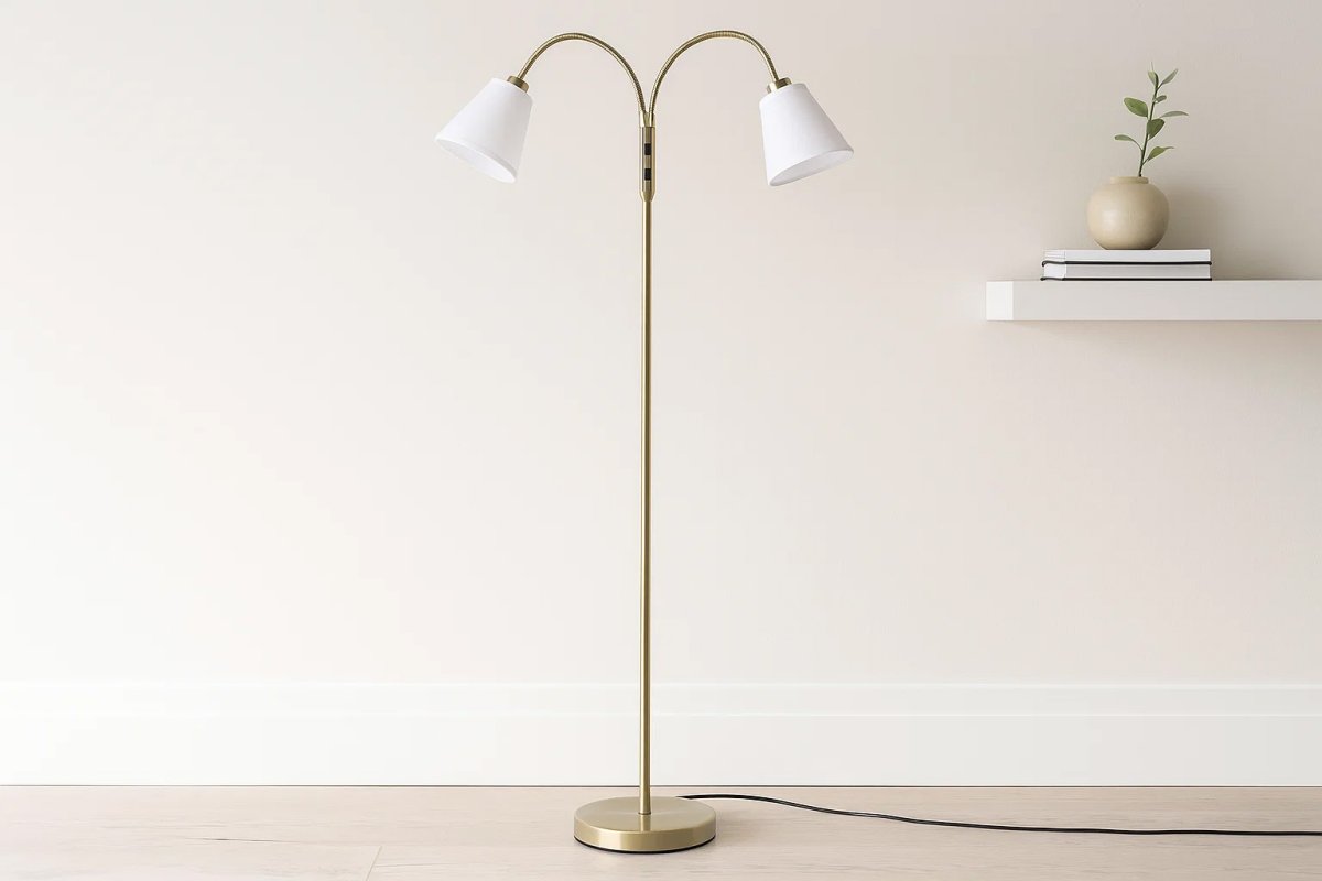 Doppio Antik messing gulvlampe Fra Lampan - Doppio er en stilfuld gulvlampe med dobbelte, justerbare lampehoveder, der g&oslash;r den perfekt til l&aelig;sning, arbejde eller stemningsbelysning i stuen.