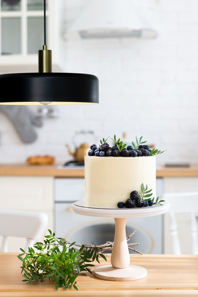 Suvi Ø35 Sort loftslampe Fra Aneta Lighting - Suvi er en moderne og stilfuld loftslampe, der passer ind i de fleste hjem.