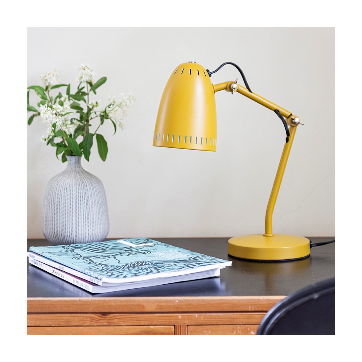 Dynamo 40cm Gul skrivebordslampe Fra Superliving - Designet til at passe til både hjem og kontor, Dynamo kombinerer holdbarhed med et retro-inspireret touch.