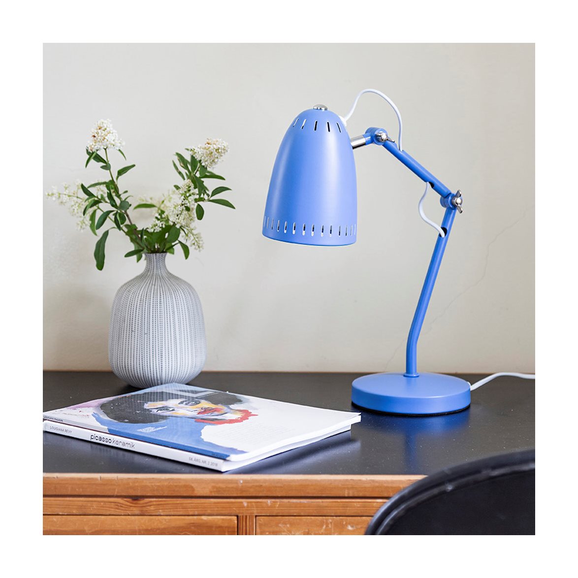 Dynamo 40cm Blå skrivebordslampe Fra Superliving - Designet til at passe til b&aring;de hjem og kontor, Dynamo kombinerer holdbarhed med et retro-inspireret touch.