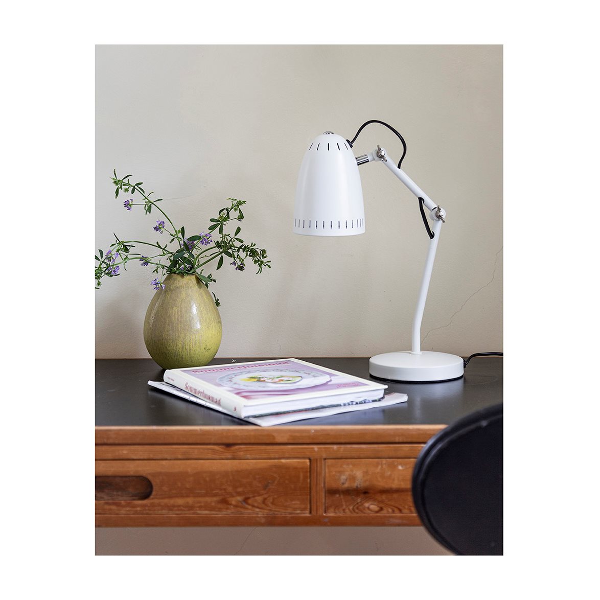Dynamo 40cm Hvid skrivebordslampe Fra Superliving - Lampens minimalistiske design og robuste konstruktion kombinerer stil med holdbarhed, hvilket gør den til en ideel detalje til både moderne og klassiske miljøer.