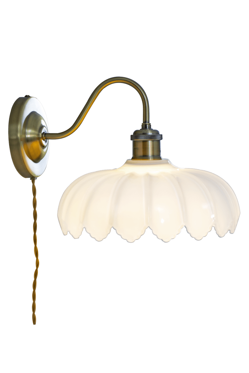 Sofia 32cm Antik messing væglampe Fra Aneta Lighting - Sofia v&aelig;glampen i romantisk vintagestil er en flot indretningsdetalje, der fungerer lige godt i klassiske, landlige og moderne hjem.
