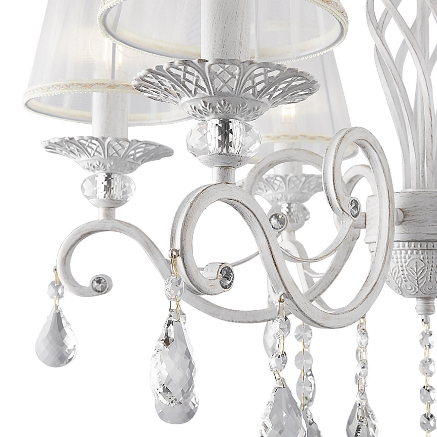Grace Ø65 Hvid loftslampe Fra Maytoni - Grace er en klassisk metallysekrone med en smuk antik hvid finish.