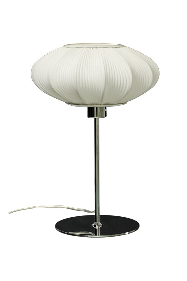 Mamsell 45cm Chrom bordlampe Fra Aneta Lighting - Mamsell bordlampe er beklædt med fint plisseret strækstof, der giver et behageligt let dæmpet lys.