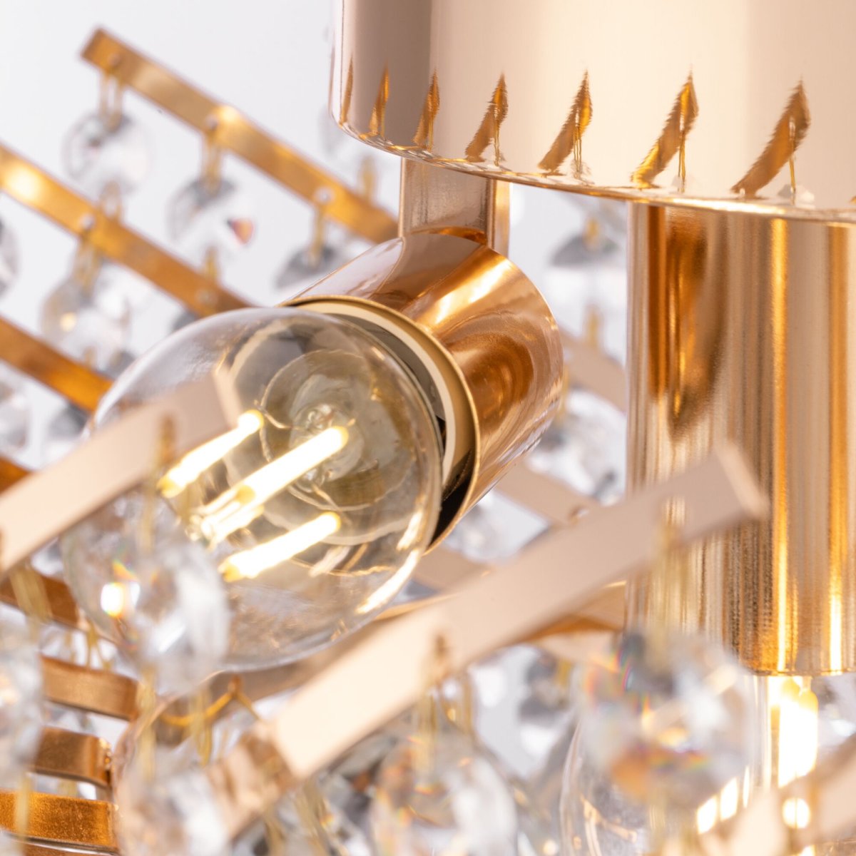 Karolina Ø40 Guld krystal Fra Maytoni - Med sine funklende krystalprismer og guldfarvede ramme fanger lampen lyset på en storslået måde og skaber en fortryllende atmosfære i ethvert rum, hvor den er placeret.