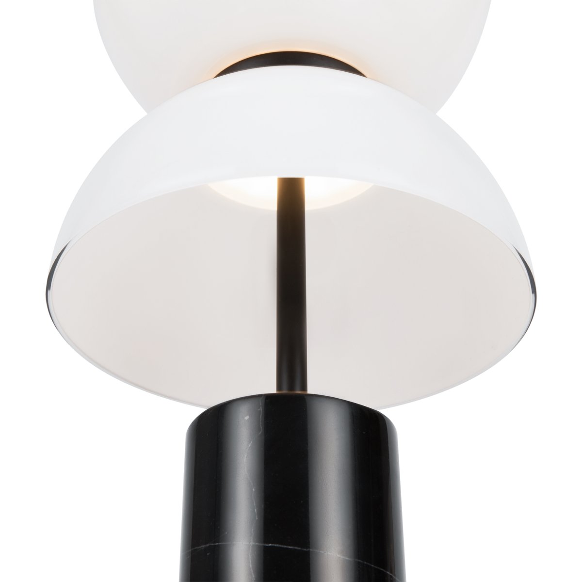 Kyoto 46cm Sort bordlampe Fra Maytoni - Lampen har et elegant design med en skinnende hvid glaskrop og en marmorfod, der minder om silhuetterne fra byens gamle pagoder og paladser.