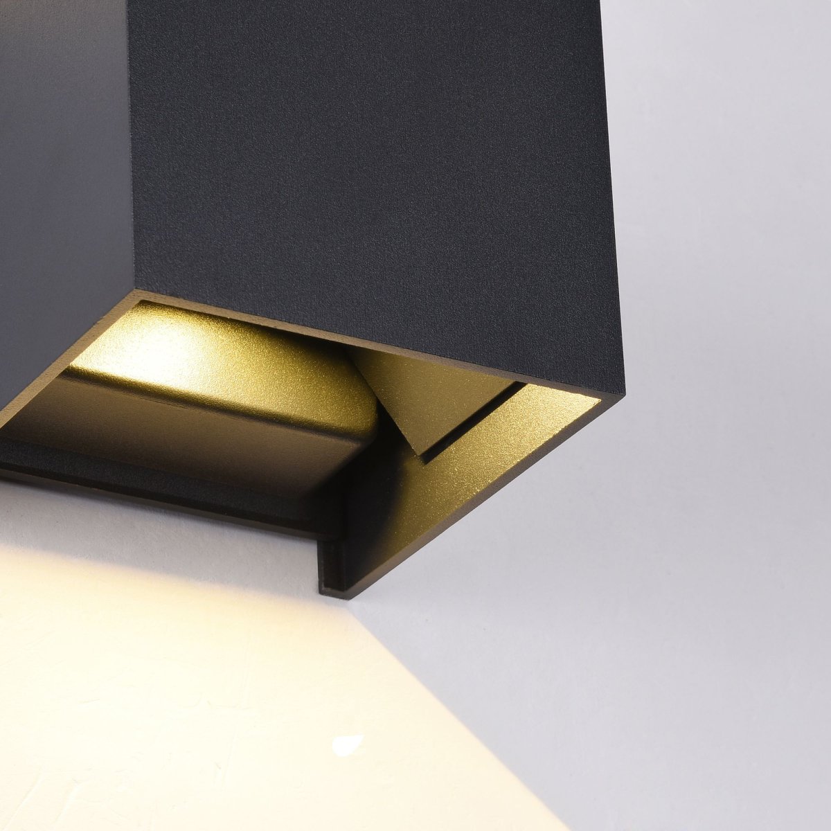 Fulton Sort udendørslampe Fra Maytoni - Den enkle og stilrene overflade er kombineret med et dobbeltsidet lysflow, der giver et blødt og behageligt lys både op og ned.