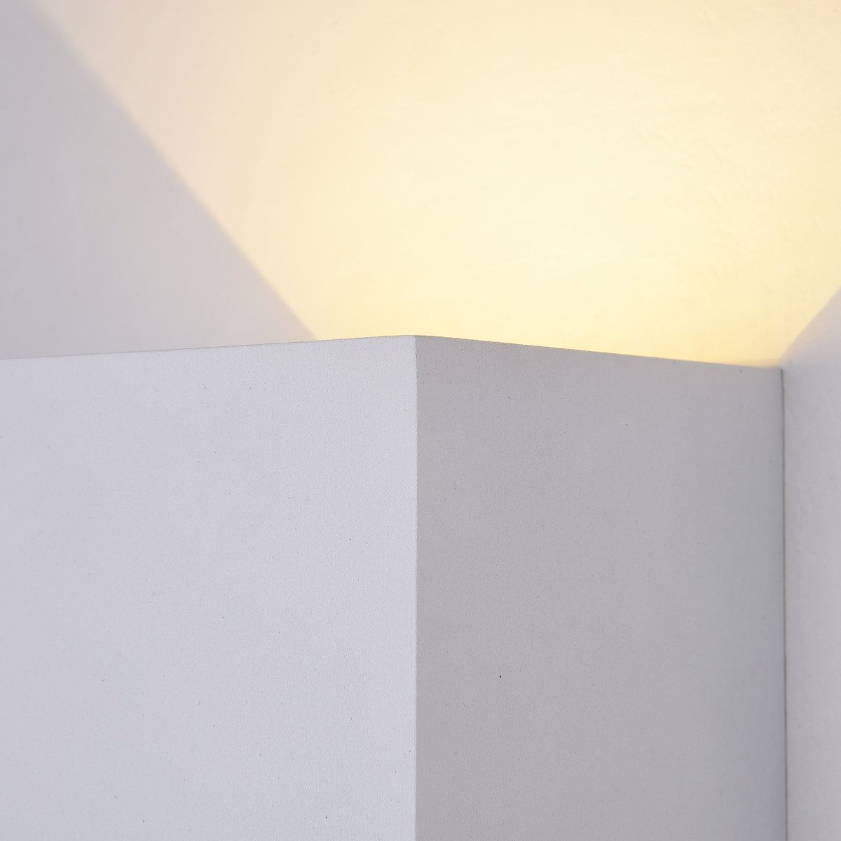 Fulton Hvid udendørslampe Fra Maytoni - Den enkle og stilrene overflade er kombineret med et dobbeltsidet lysflow, der giver et blødt og behageligt lys både op og ned.