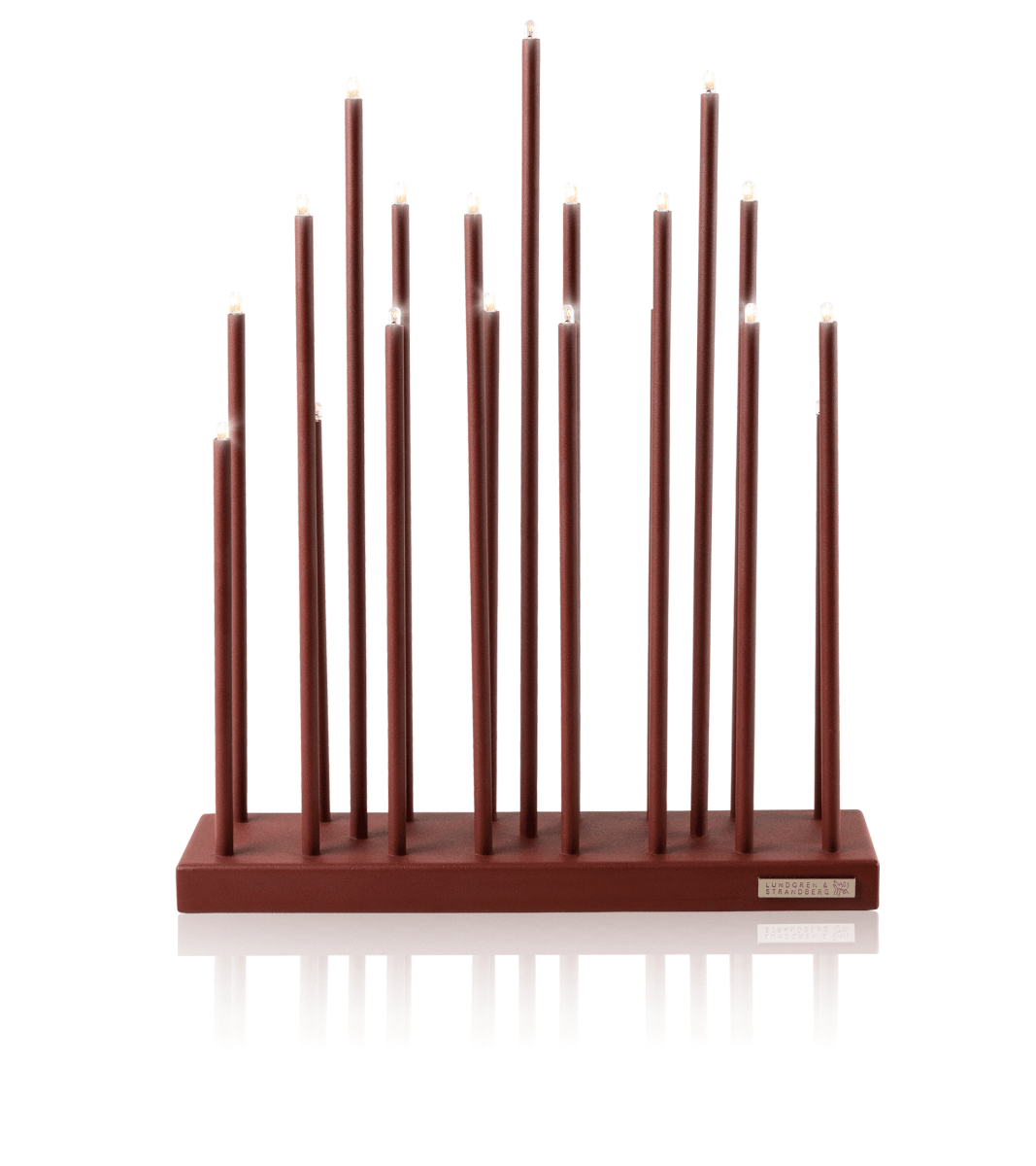 Elflugan Oxid rød Fra SMAK Design - Elflugan adventsstage i en smuk oxidr&oslash;d farve fra Smak Design er en moderne designklassiker, der kan bruges &aring;ret rundt, b&aring;de som almindelig lysestage og som adventsstage i julen.