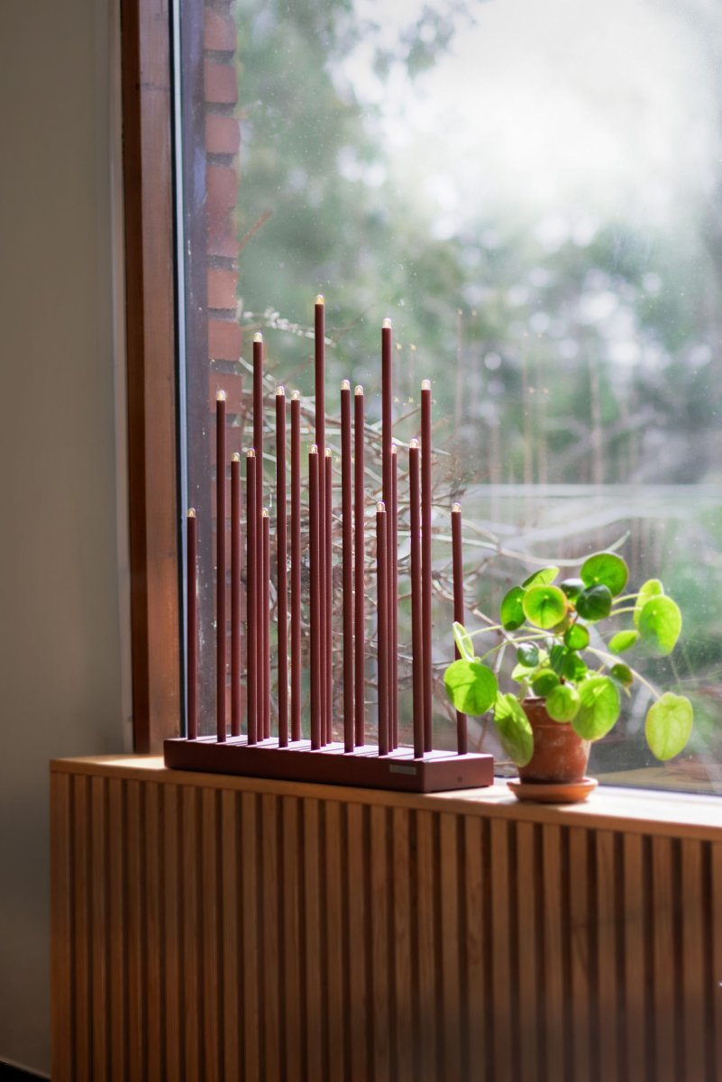 Elflugan Grande Oxidrød Fra SMAK Design - Proportioner og farver er bevaret, og der er tilf&oslash;jet en lysd&aelig;mper med indbygget transformer.