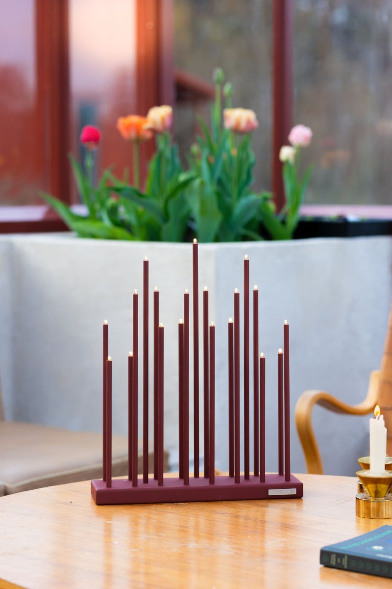 Elflugan Oxid rød Fra SMAK Design - Elflugan adventsstage i en smuk oxidr&oslash;d farve fra Smak Design er en moderne designklassiker, der kan bruges &aring;ret rundt, b&aring;de som almindelig lysestage og som adventsstage i julen.