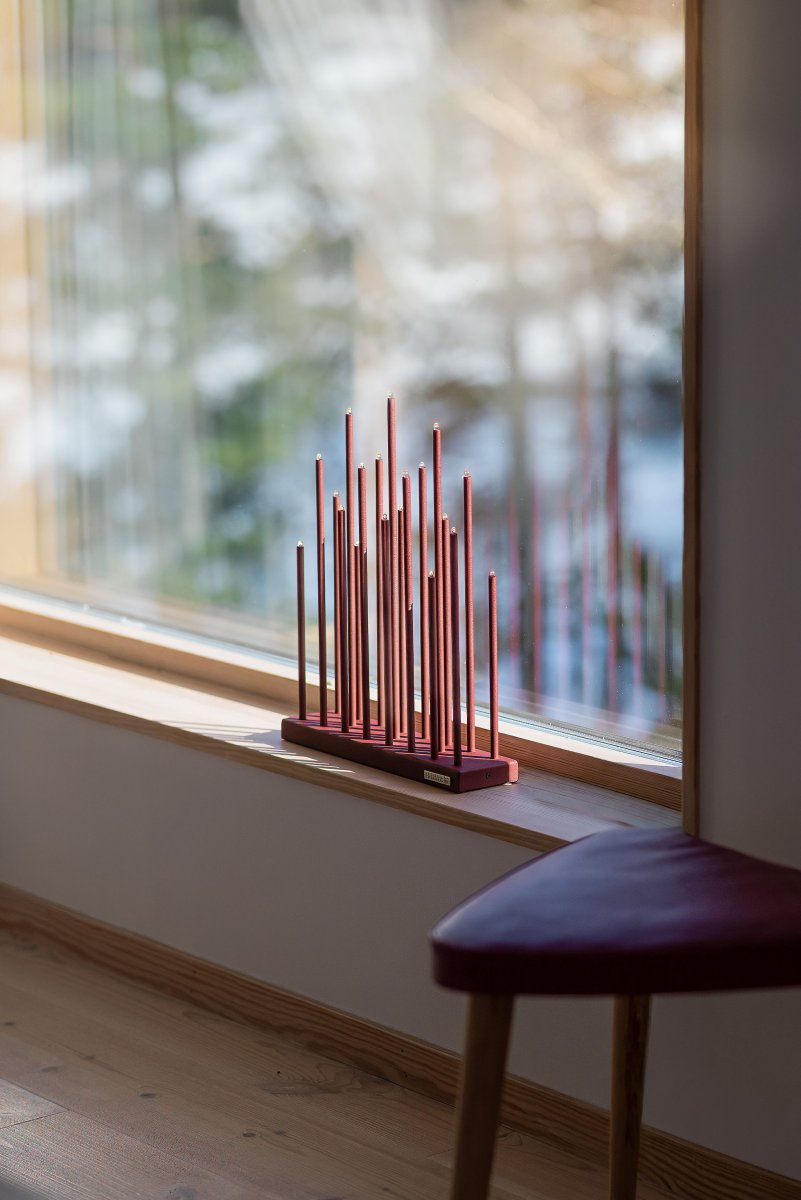Elflugan Oxid rød Fra SMAK Design - Elflugan adventsstage i en smuk oxidr&oslash;d farve fra Smak Design er en moderne designklassiker, der kan bruges &aring;ret rundt, b&aring;de som almindelig lysestage og som adventsstage i julen.