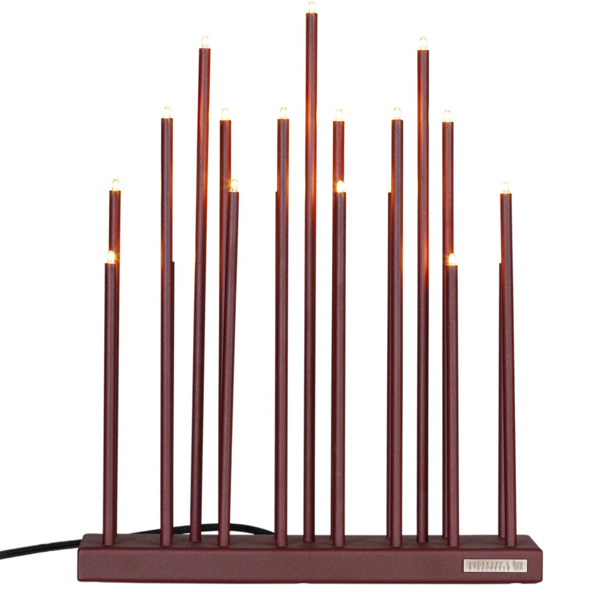 Elflugan Oxid rød Fra SMAK Design - Elflugan adventsstage i en smuk oxidr&oslash;d farve fra Smak Design er en moderne designklassiker, der kan bruges &aring;ret rundt, b&aring;de som almindelig lysestage og som adventsstage i julen.