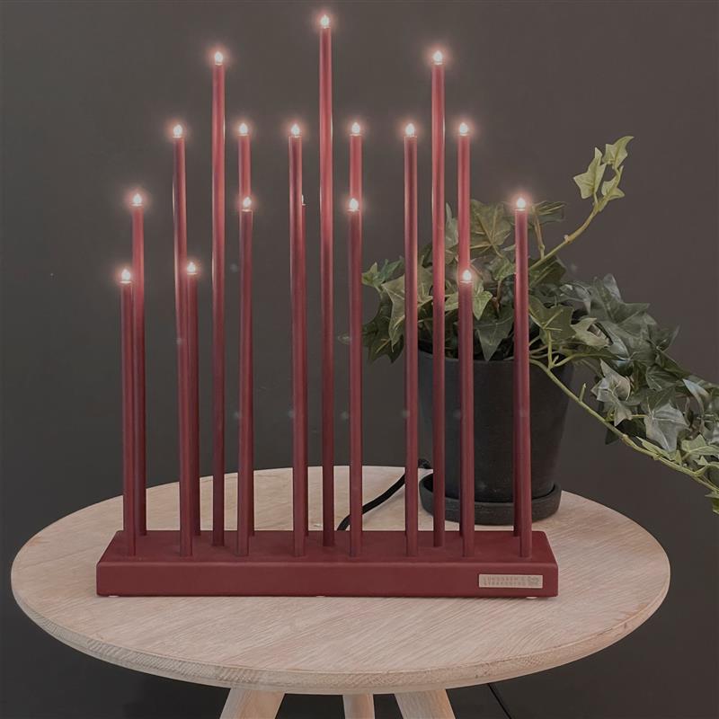 Elflugan Oxid rød Fra SMAK Design - Elflugan adventsstage i en smuk oxidr&oslash;d farve fra Smak Design er en moderne designklassiker, der kan bruges &aring;ret rundt, b&aring;de som almindelig lysestage og som adventsstage i julen.