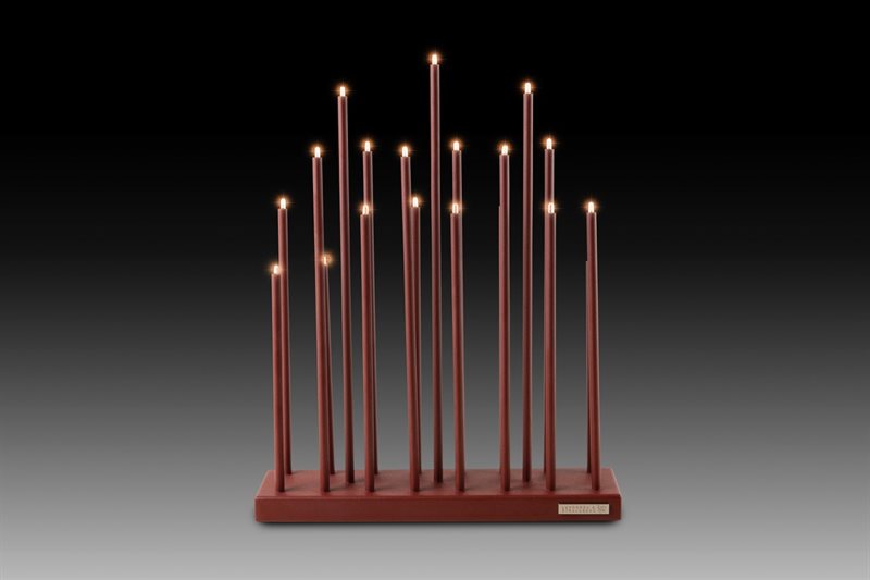 Elflugan Oxid rød Fra SMAK Design - Elflugan adventsstage i en smuk oxidr&oslash;d farve fra Smak Design er en moderne designklassiker, der kan bruges &aring;ret rundt, b&aring;de som almindelig lysestage og som adventsstage i julen.