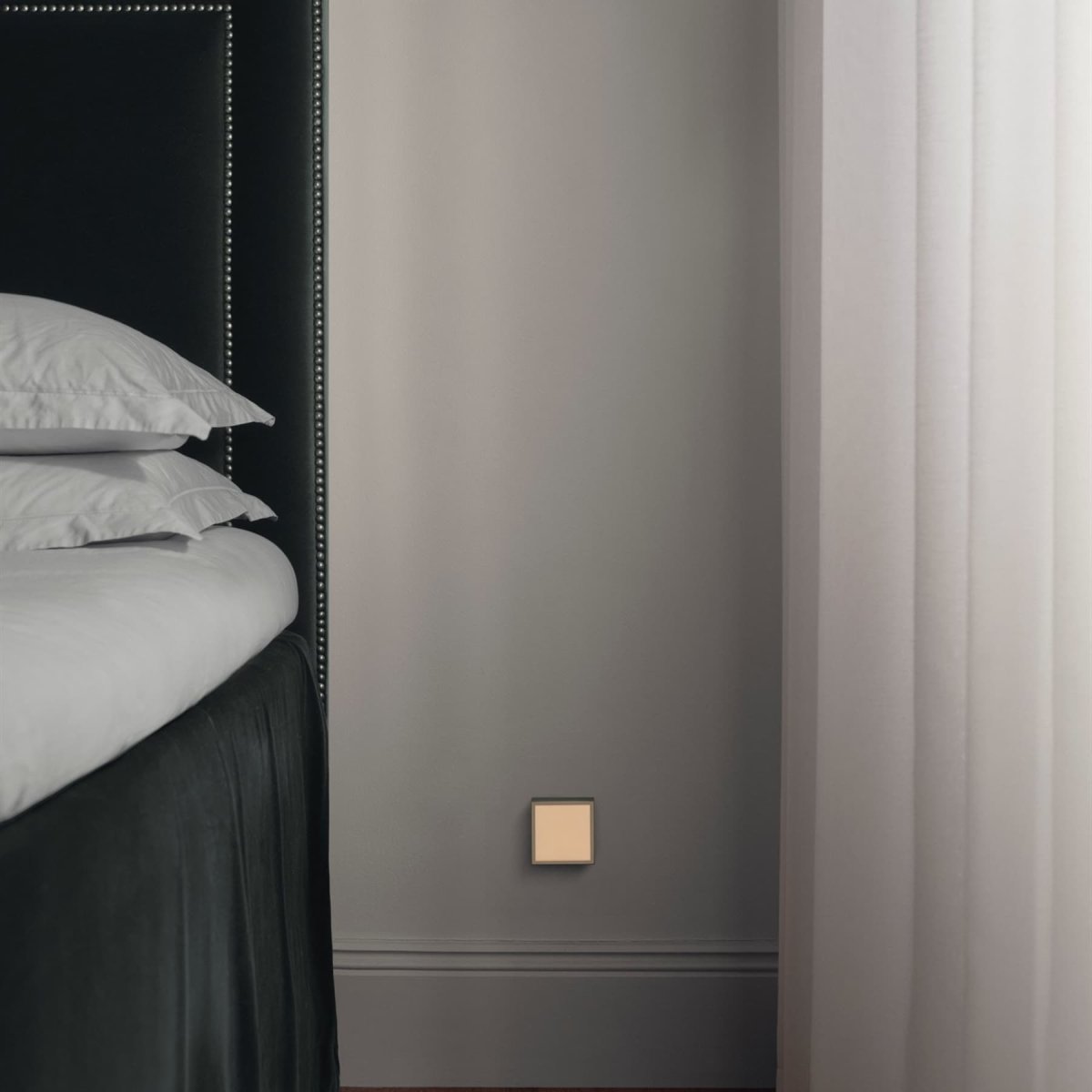 LAMP 1 - EU Grøn Fra Avolt - Denne praktiske lille lampe tilsluttes direkte til stikkontakten (230V) og er perfekt som natlampe eller stemningsbelysning i gangen, sovev&aelig;relset eller andre rum, hvor du &oslash;nsker et bl&oslash;dt lys.