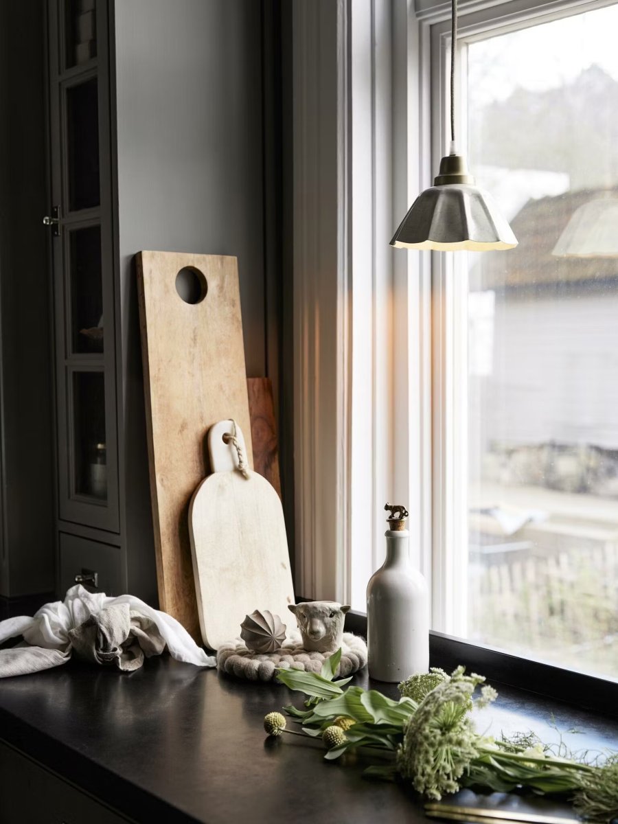 Ester Ø17 Råhvid vindueslampe Fra PR Home - Denne vindueslampe har en unik finish lavet i h&aring;nden, ikke to er helt ens i deres m&oslash;nster.