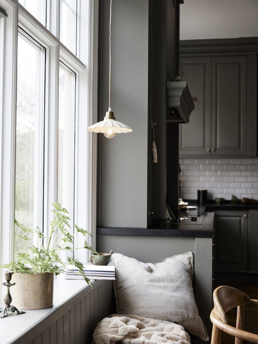 Ester Ø24 Råhvid vindueslampe Fra PR Home - Ester vindueslampe i metal med en emaljefinish, der imiterer marmor.