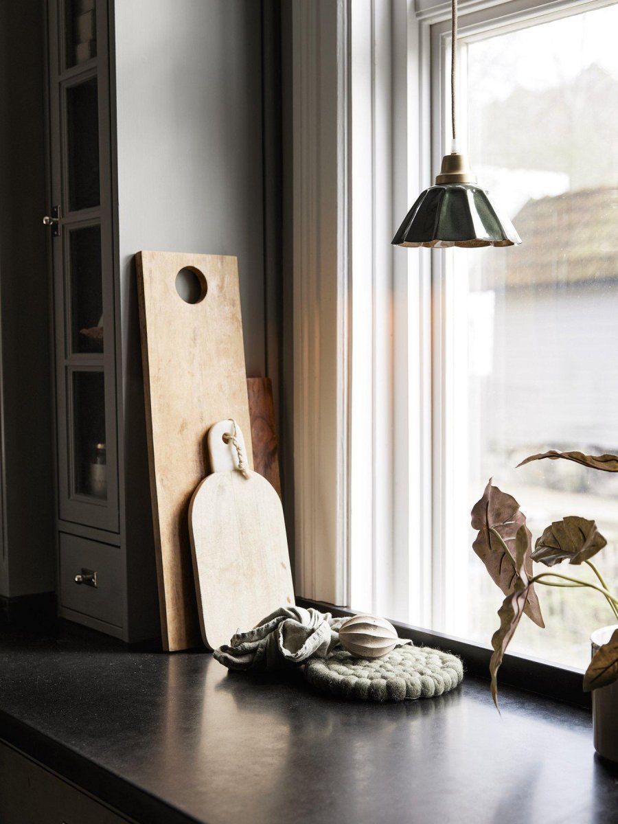 Ester Ø17 Mørkegrøn vindueslampe Fra PR Home - Ester vindueslampe i metal med en emaljefinish, der imiterer marmor.