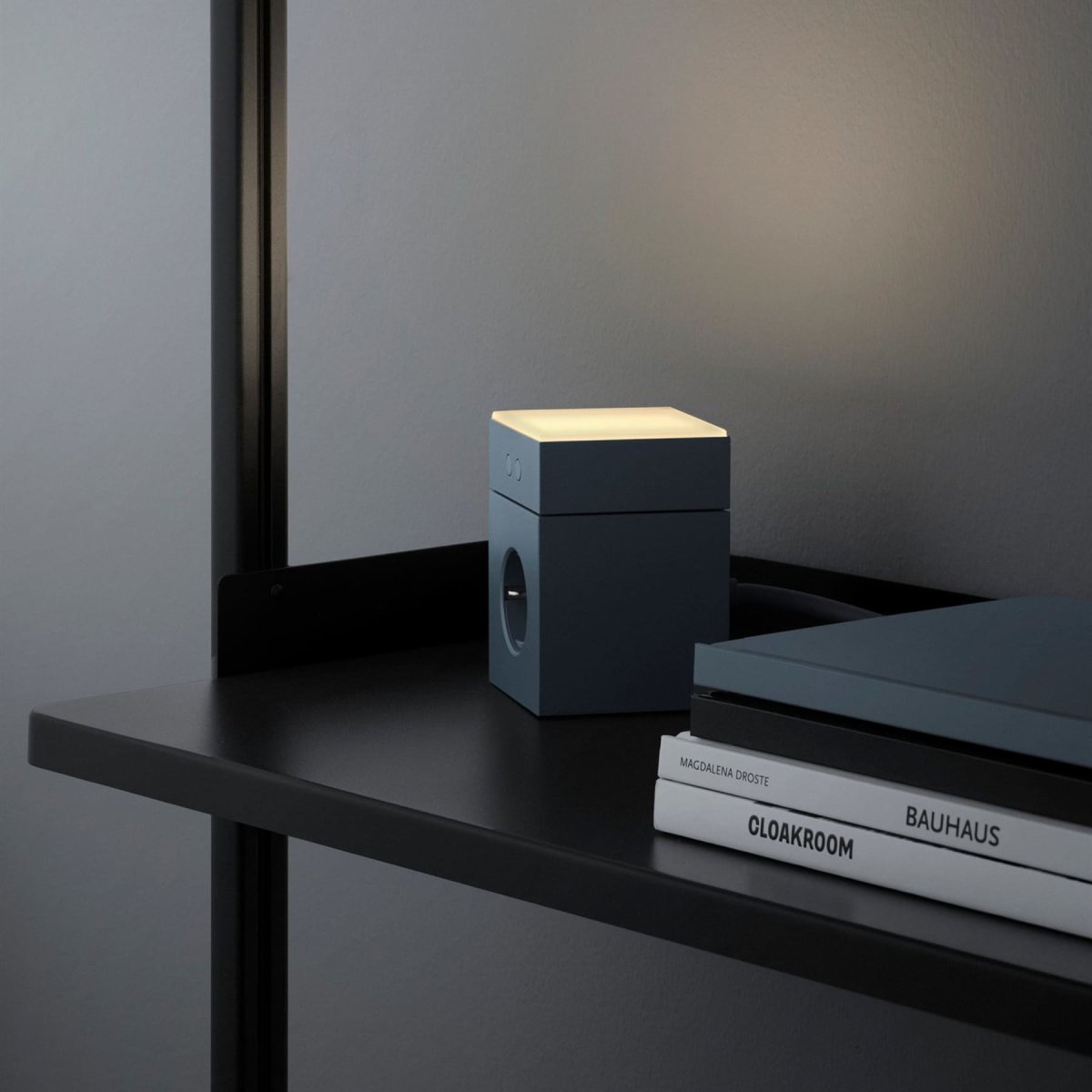 LAMP 1 - EU Blå Fra Avolt - Denne praktiske lille lampe tilsluttes direkte til stikkontakten (230V) og er perfekt som natlampe eller stemningsbelysning i gangen, sovev&aelig;relset eller andre rum, hvor du &oslash;nsker et bl&oslash;dt lys.
