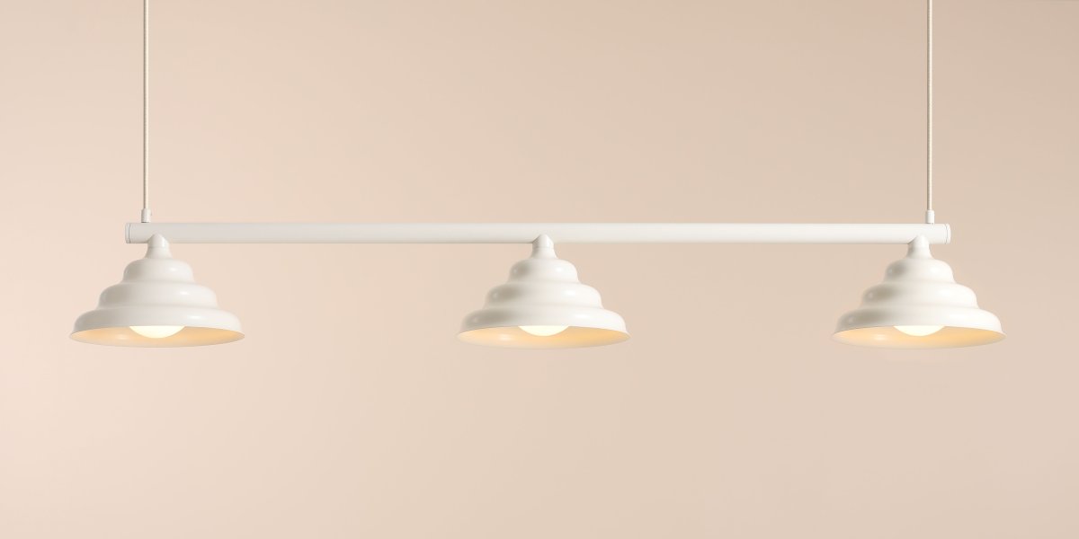 Wave 106cm Cremet hvid loftslampe Fra Artera - De robuste skærme af metal i en cremet hvid farve giver en flot spredning af lyset nedad, hvilket gør den perfekt til at hænge over spisebordet eller køkkenet.