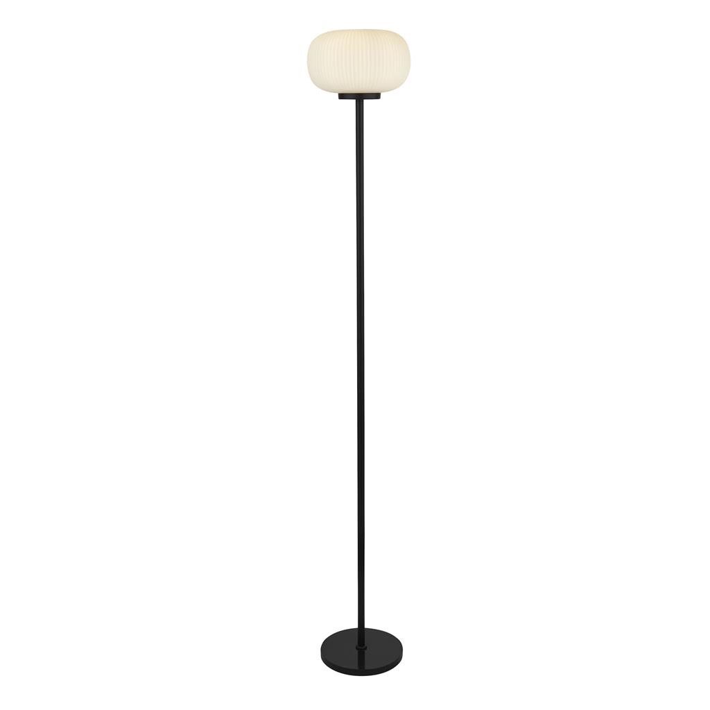 Lumina Sort gulvlampe Fra Searchlight - Lumina gulvlampen kombinerer en mat sort metalramme med riflet opalglas – en kontrast, der giver et moderne og elegant udtryk.